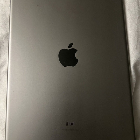 iPad 9th Gen (64GB, Wi-Fi). With stylus & Accessories. Excellent Condition! - Picture 9 of 16